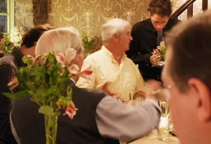 Отель Bear Crickhowell