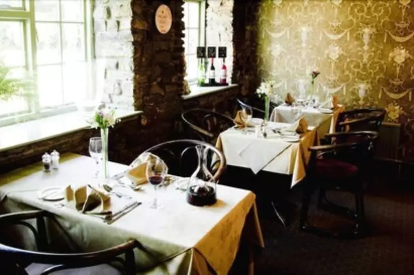 Отель Bear Crickhowell