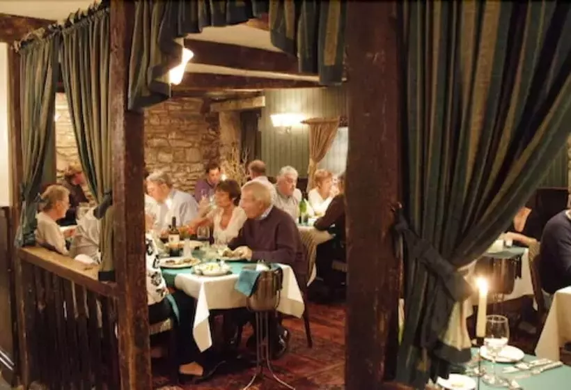 Отель Bear Crickhowell