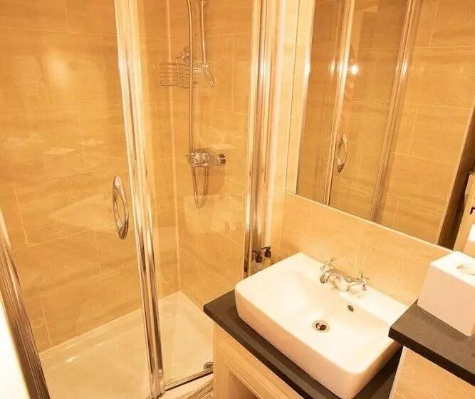 Отель Bear Crickhowell