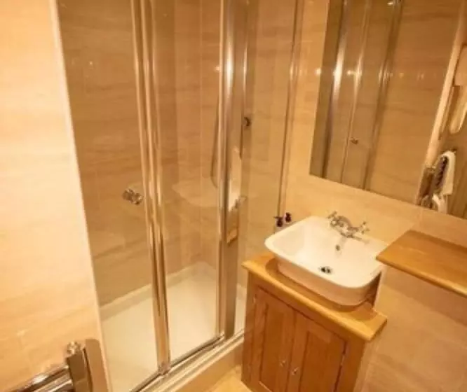 Отель Bear Crickhowell