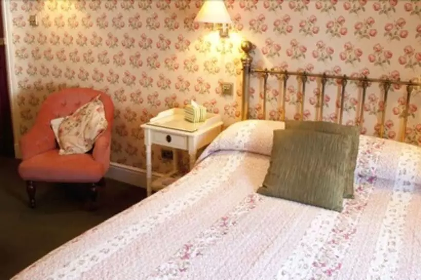 Отель Bear Crickhowell