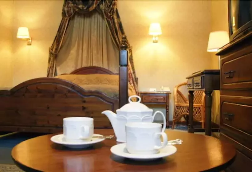 Отель Bear Crickhowell