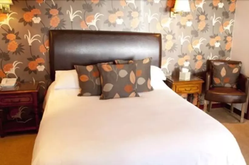 Отель Bear Crickhowell