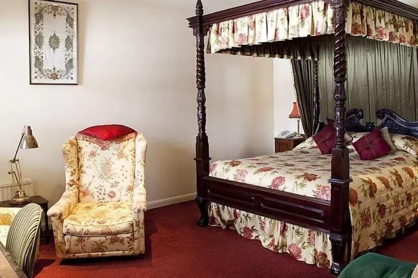 Отель Bear Crickhowell