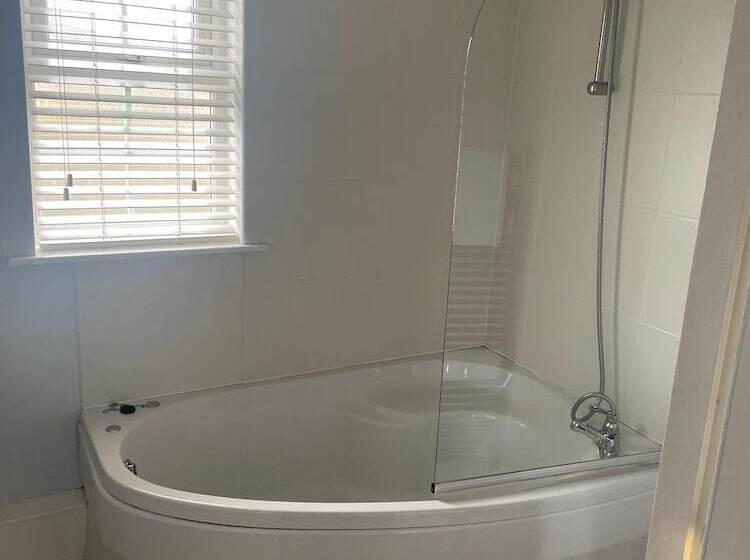 Отель The Moorings