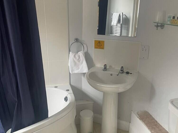 Отель The Moorings