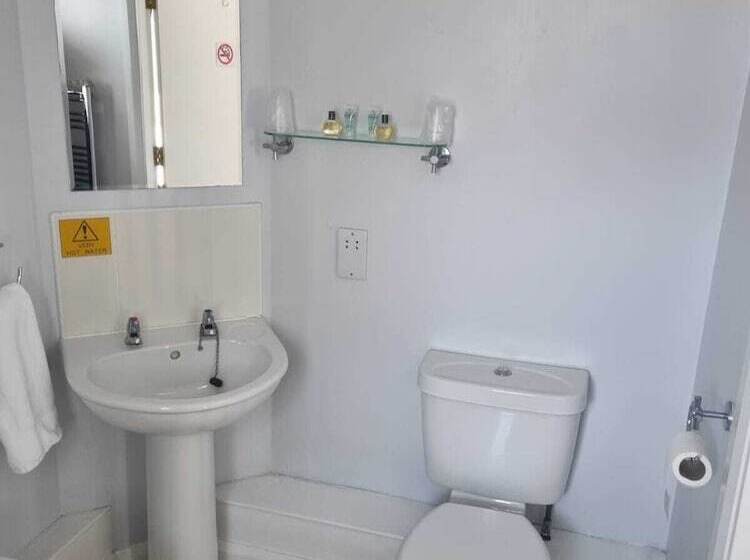 Отель The Moorings