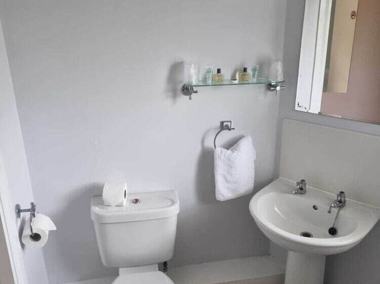 Отель The Moorings