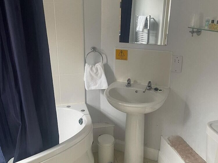 Отель The Moorings