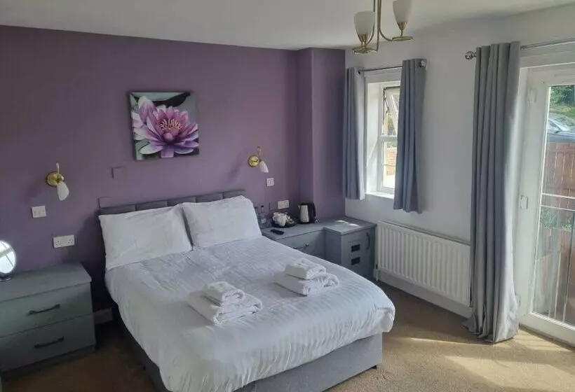 Отель The Moorings