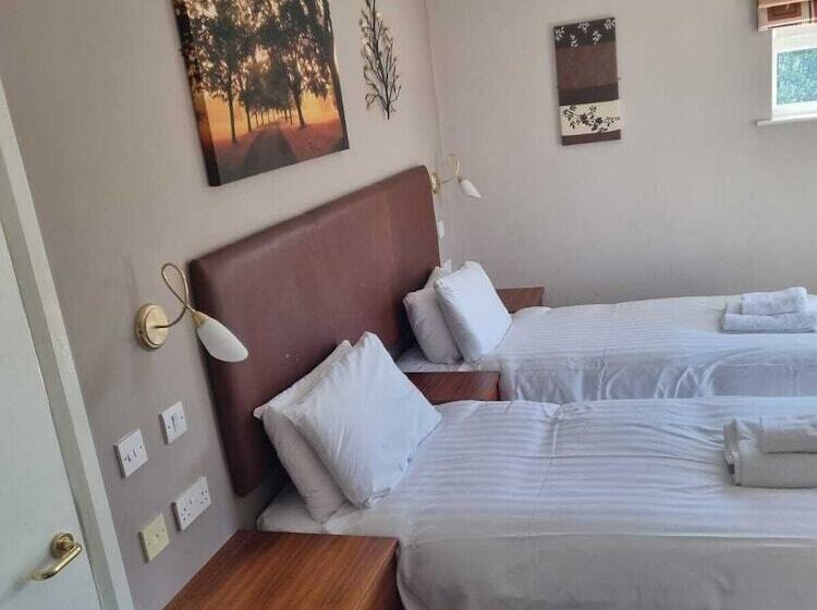 Отель The Moorings