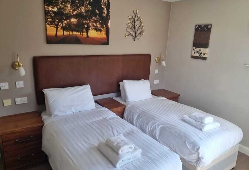 Отель The Moorings