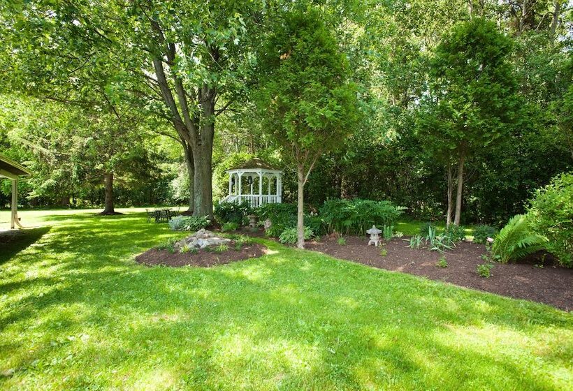 הוסטל Whispering Winds Motel