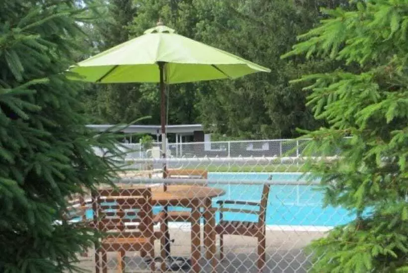 Retkeilymaja Whispering Winds Motel