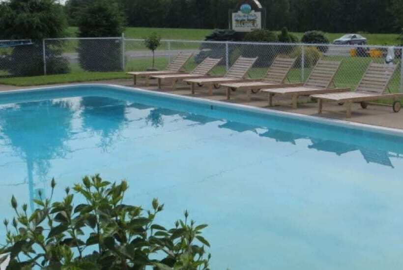 הוסטל Whispering Winds Motel