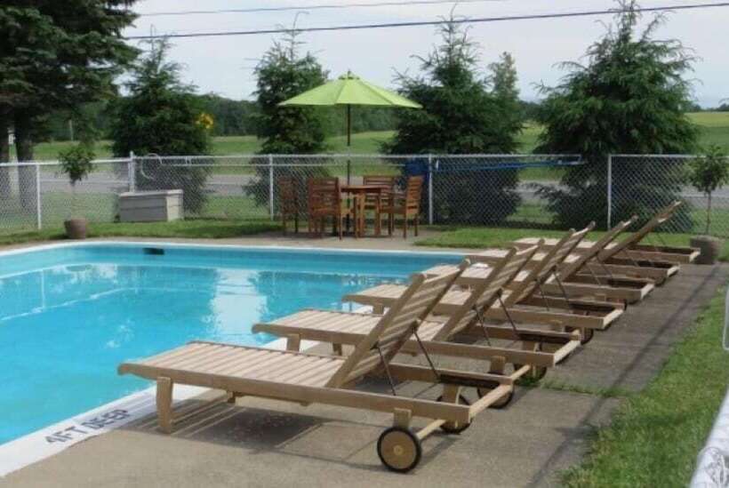 הוסטל Whispering Winds Motel