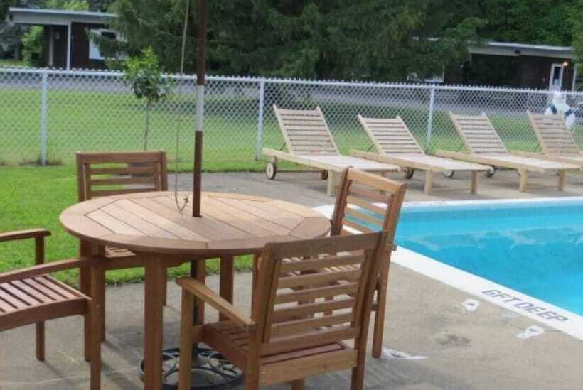 הוסטל Whispering Winds Motel