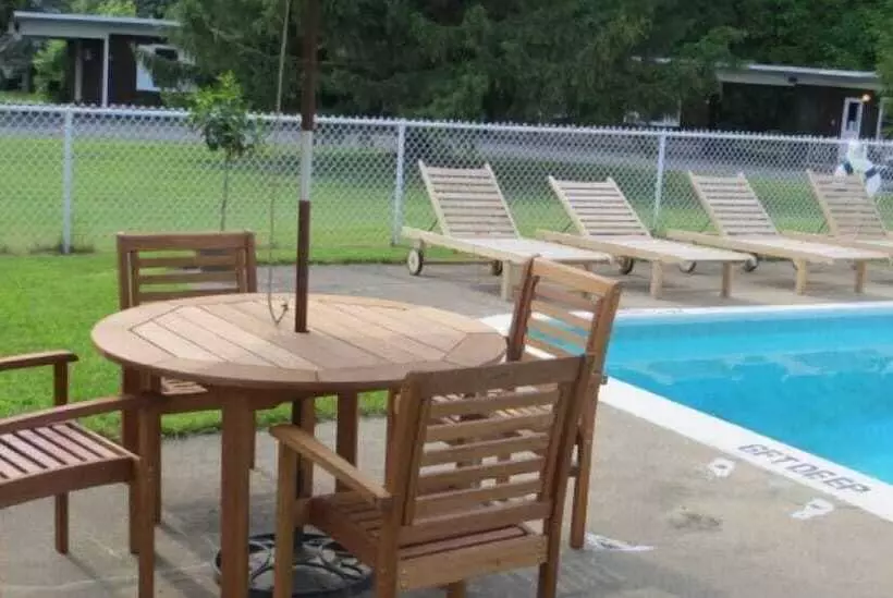 Retkeilymaja Whispering Winds Motel