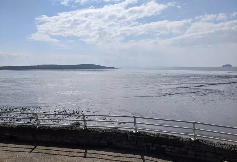 مسافرخانه Parasol Weston Guest House