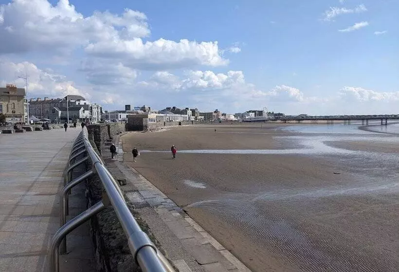 مسافرخانه Parasol Weston Guest House
