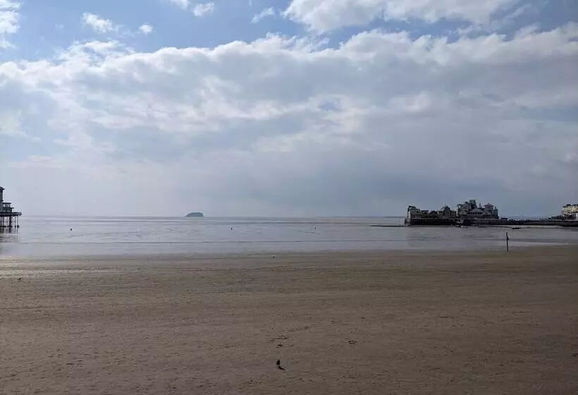 مسافرخانه Parasol Weston Guest House