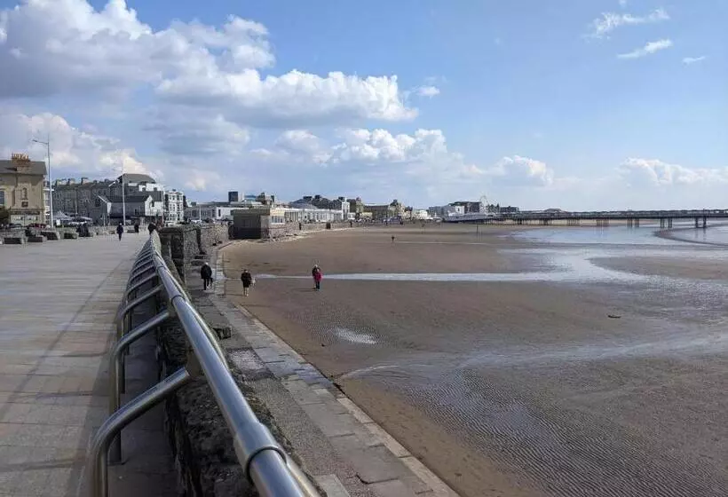 مسافرخانه Parasol Weston Guest House