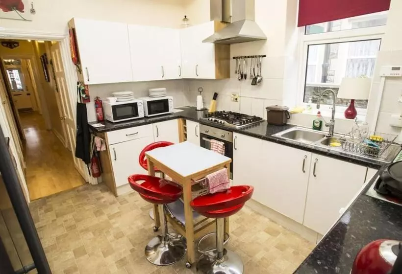 مسافرخانه Parasol Weston Guest House