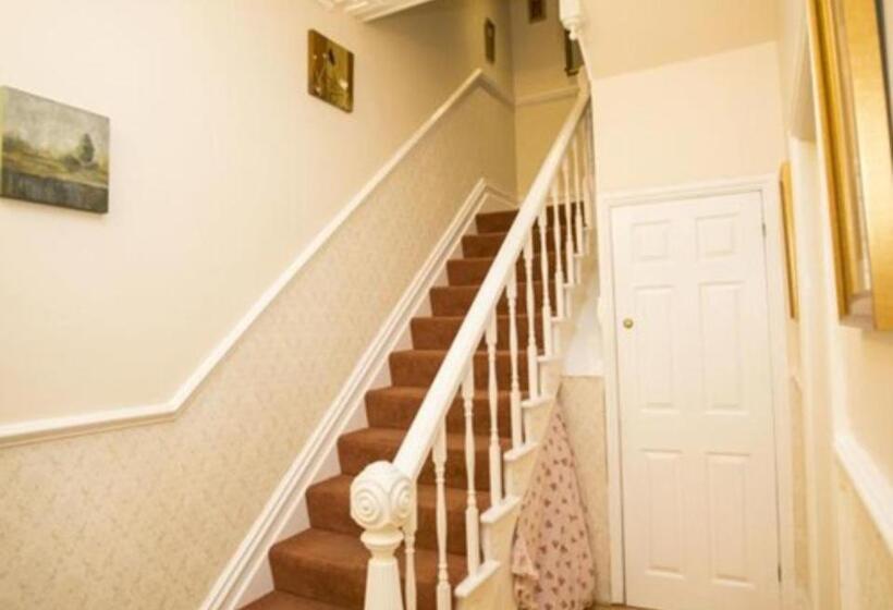 Hostal Parasol Weston Guest House