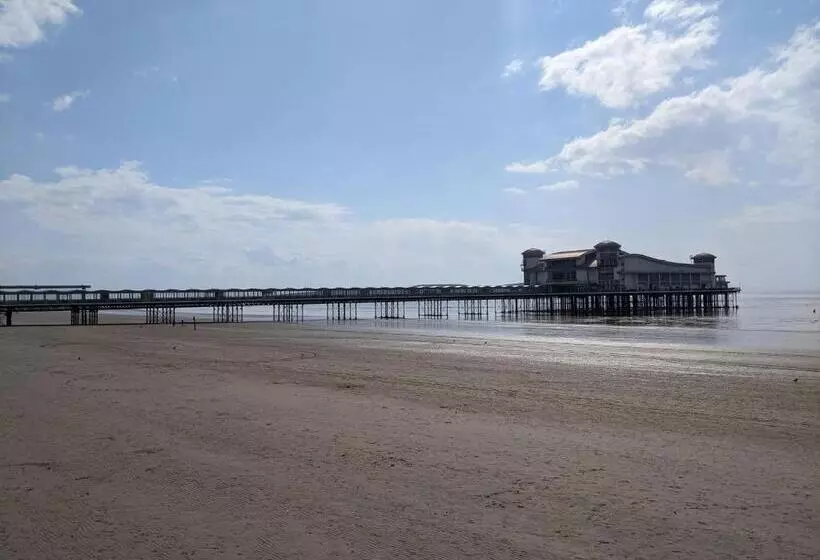 مسافرخانه Parasol Weston Guest House