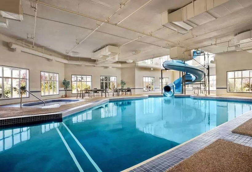 Hotel Days Inn & Suites By Wyndham Strathmore