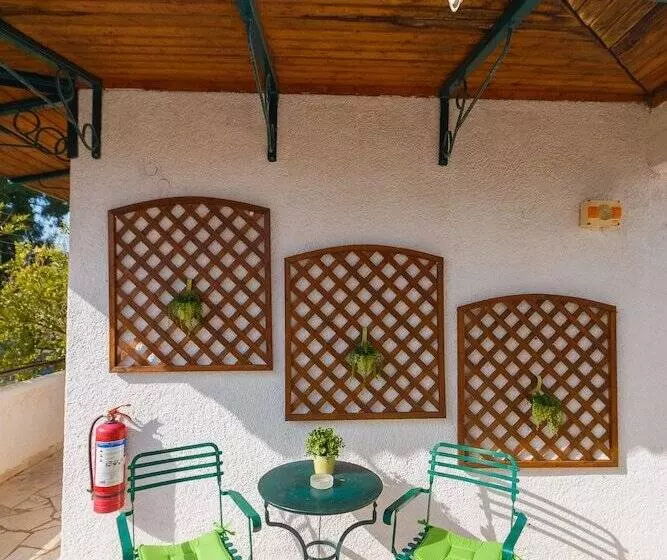 Grekis Beach Hotel And Apartments