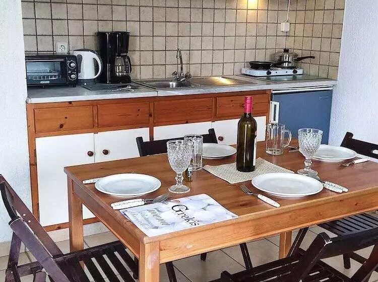 Grekis Beach Hotel And Apartments