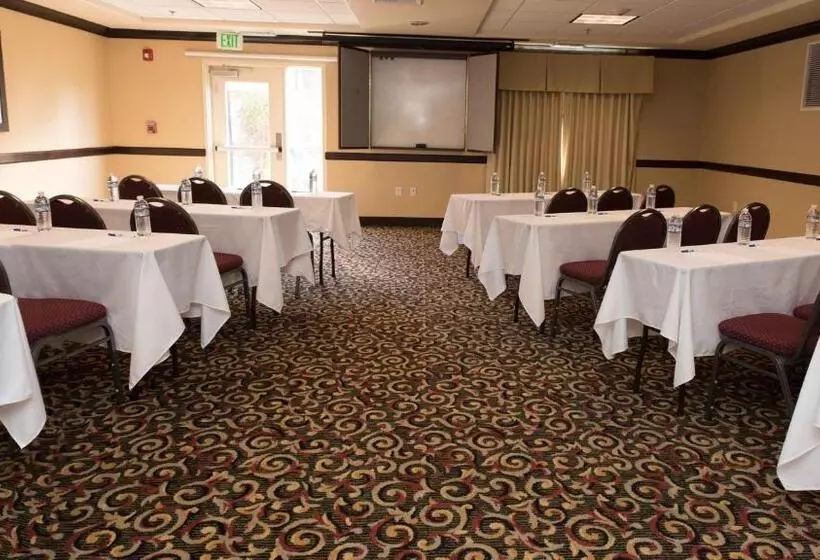 Holiday Inn Express Hotel & Suites Lincoln By Ihg