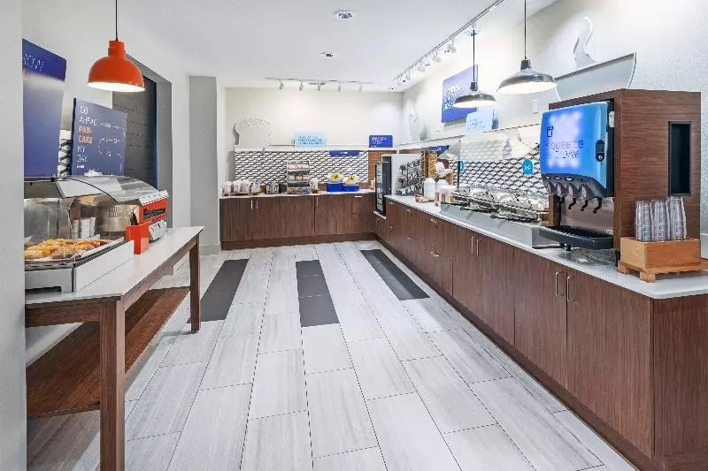 호텔 Holiday Inn Express & Suites West By Ihg