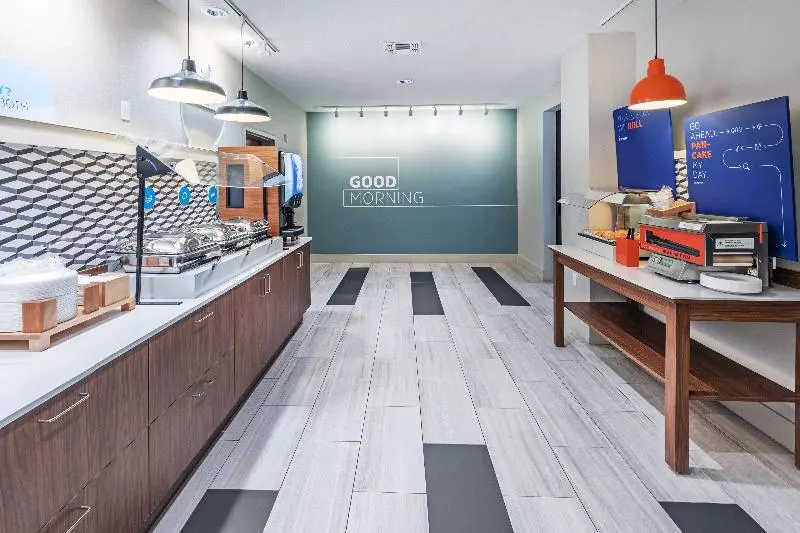 호텔 Holiday Inn Express & Suites West By Ihg