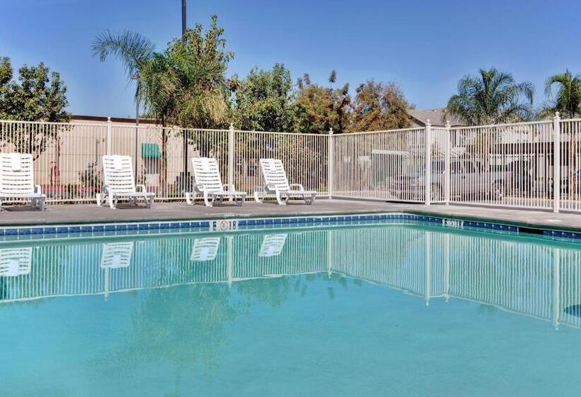 호텔 Holiday Inn Express Delano By Ihg