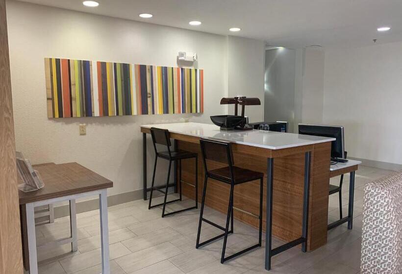 فندق Holiday Inn Express Mccomb, An Ihg