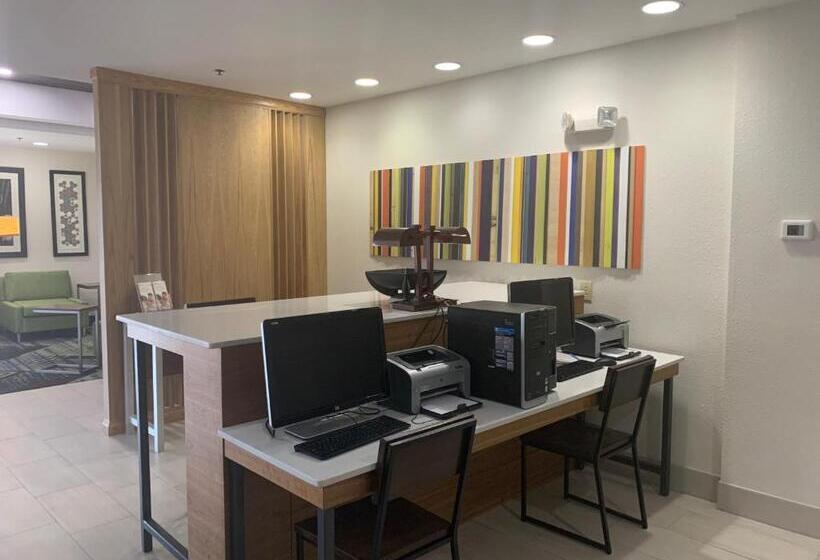 فندق Holiday Inn Express Mccomb, An Ihg