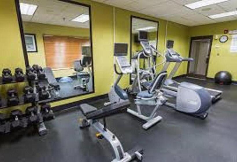 فندق Holiday Inn Express Mccomb, An Ihg