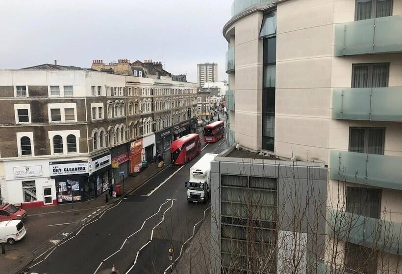 The New London Carlton Hotel & Service Apartments