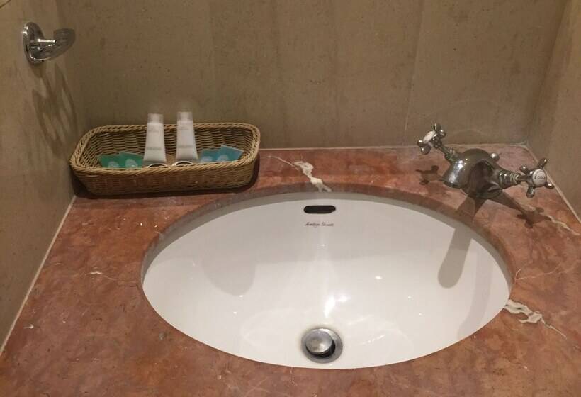 The New London Carlton Hotel & Service Apartments