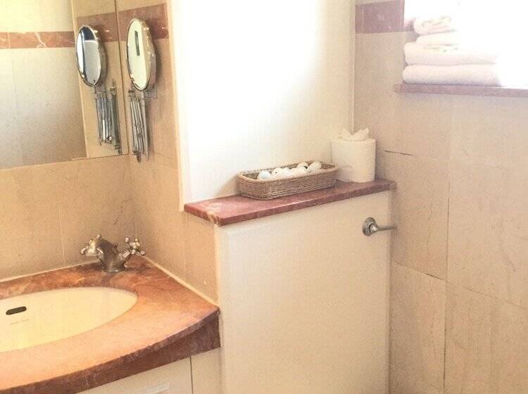 The New London Carlton Hotel & Service Apartments