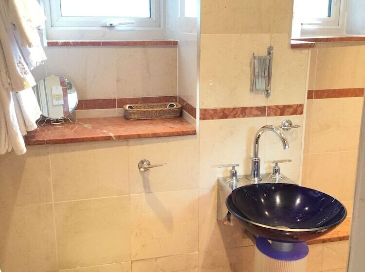 The New London Carlton Hotel & Service Apartments