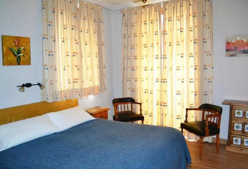 ペンション Hostal Aribel Longinos