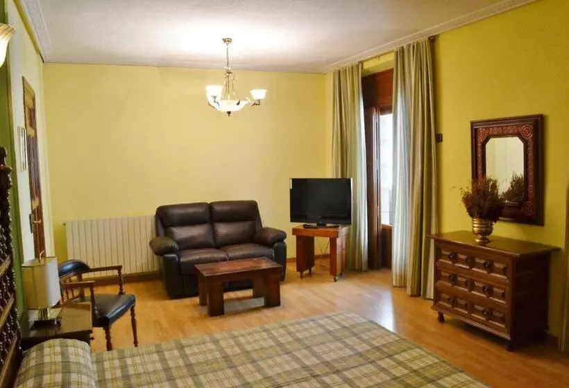 ペンション Hostal Aribel Longinos