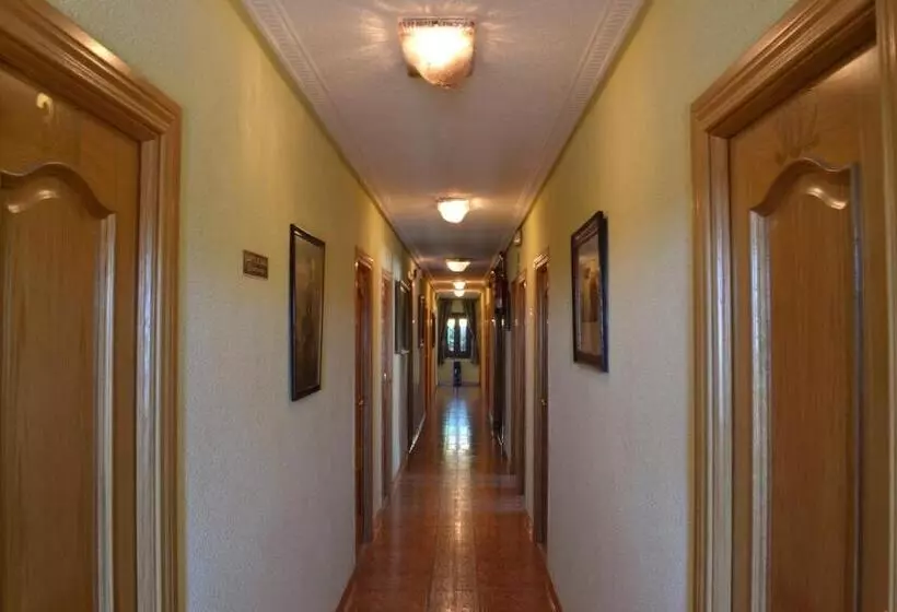 ペンション Hostal Aribel Longinos