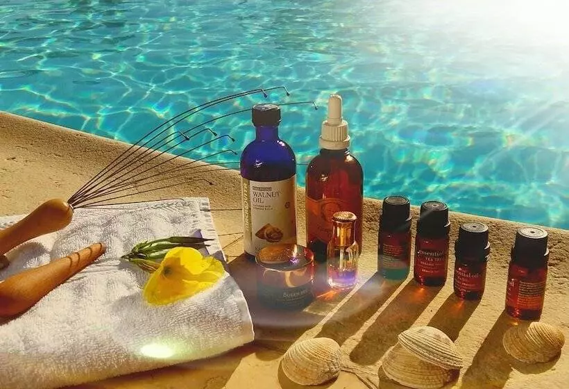 Aeolis Apartments & Studios