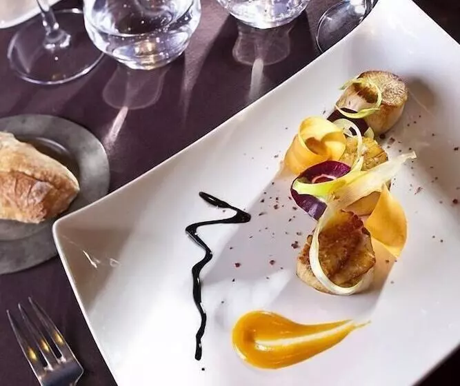 هتل Castel Damandre