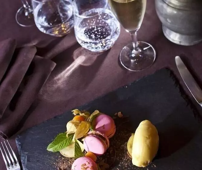 هتل Castel Damandre